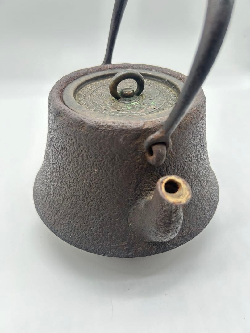 鉄瓶 古鏡蓋 落款あり 名人古作 時代物  岩肌 水漏れ無し容量約1000ml