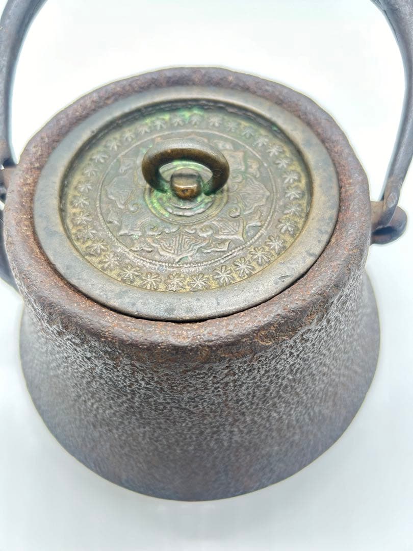 鉄瓶 古鏡蓋 落款あり 名人古作 時代物  岩肌 水漏れ無し容量約1000ml