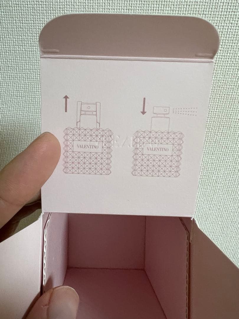 ヴァレンティノ ドンナ オードパルファン 50ml 箱に汚れあり 蓋なしタイプ
