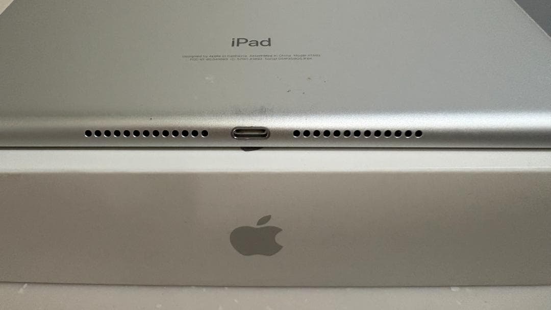 iPad 第6世代 シルバー Wi-Fiモデル 32GB