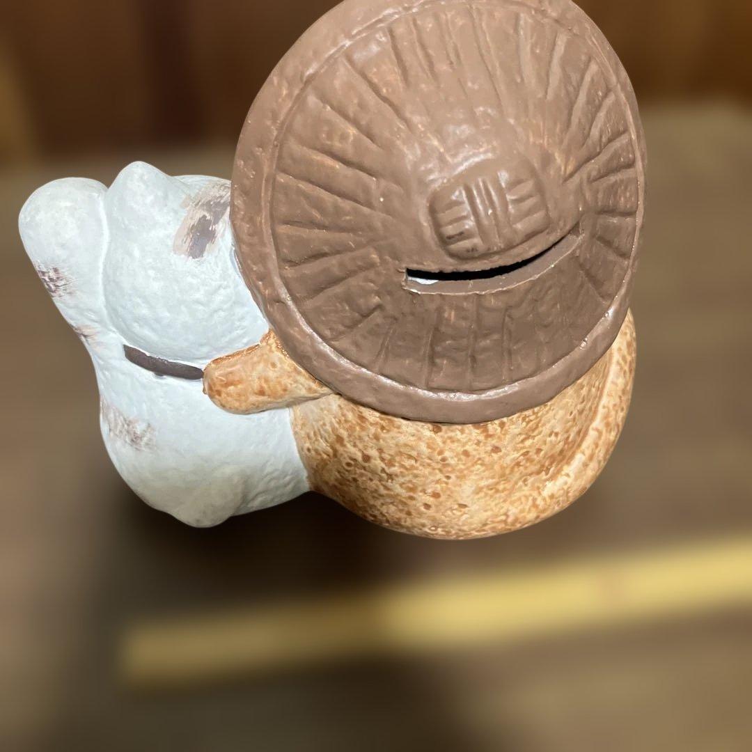タヌキが招き猫の肩を抱き寄せる縁起が良過ぎる陶器オブジェ 手描き 貯金箱 D