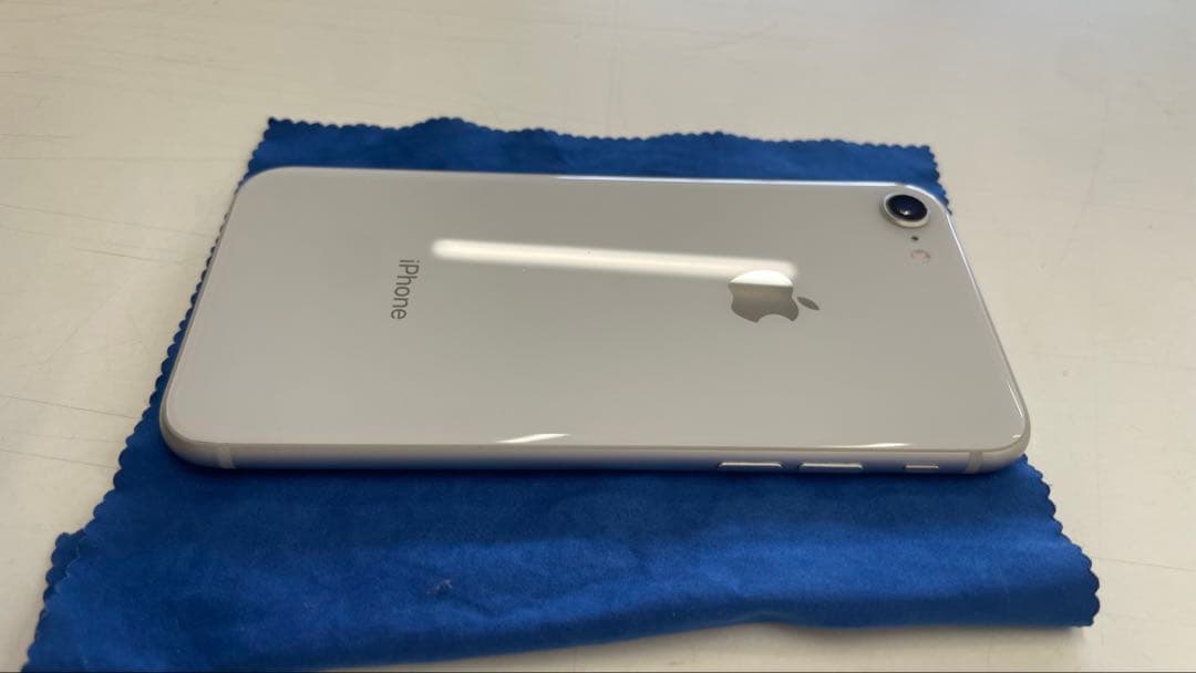 極美品Apple iPhone8 シルバー 本体　おまけスマホケース