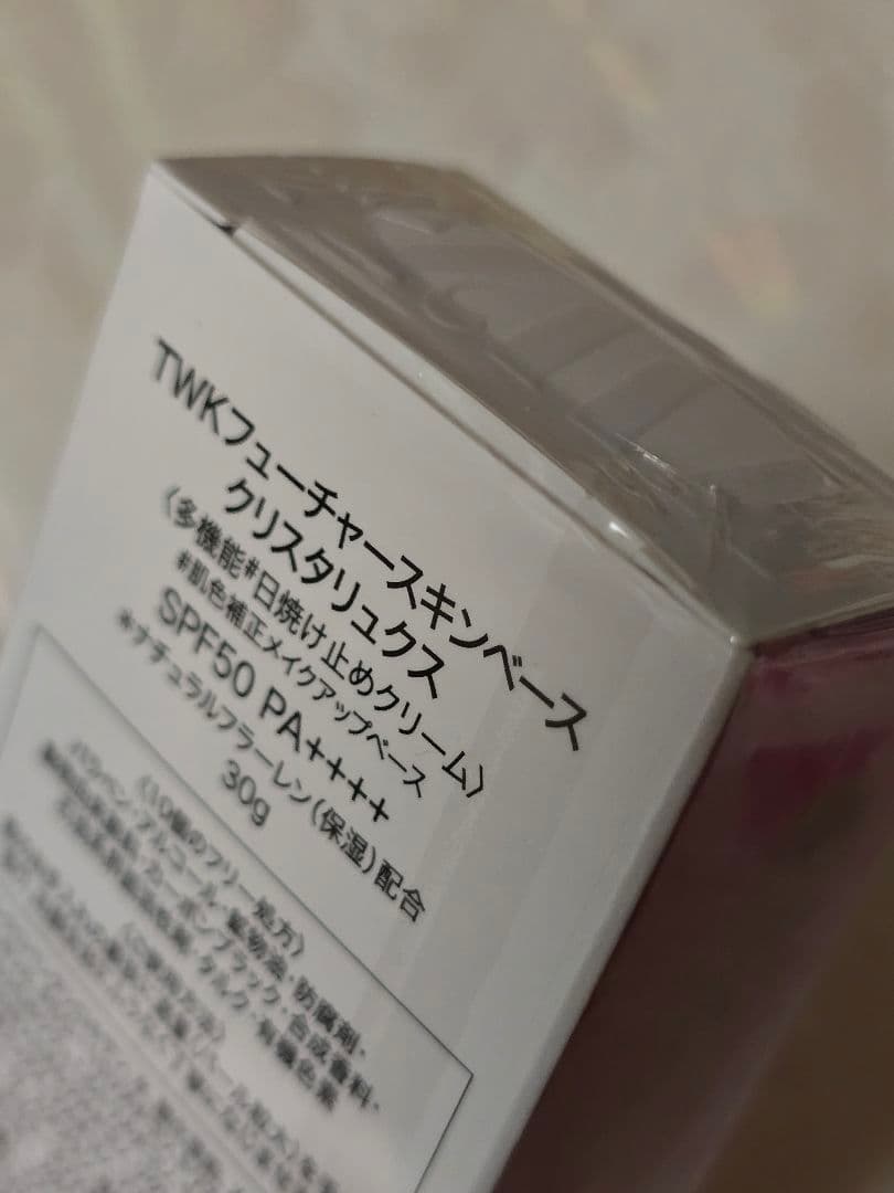 TWK フューチャースキンベースクリスタリュクス