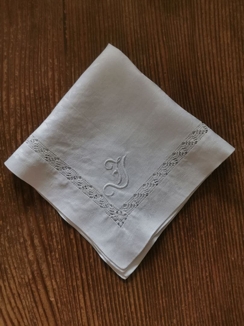 アンティーク ダマスク織 カーネーション 桜草 イニシャル刺繍 ドローンレースα