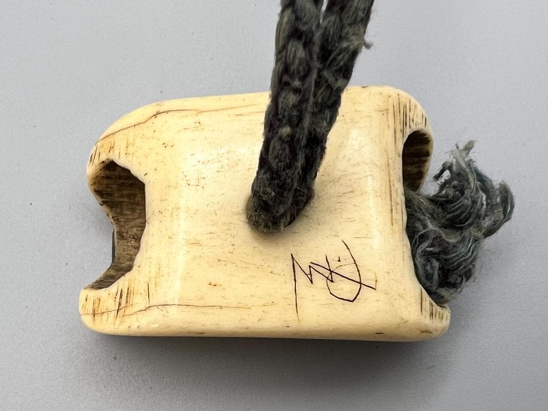 明治　革製巾着　鹿角根付　瑪瑙大玉尾締　牛角ハンコ　印鑑　アンティーク　102g
