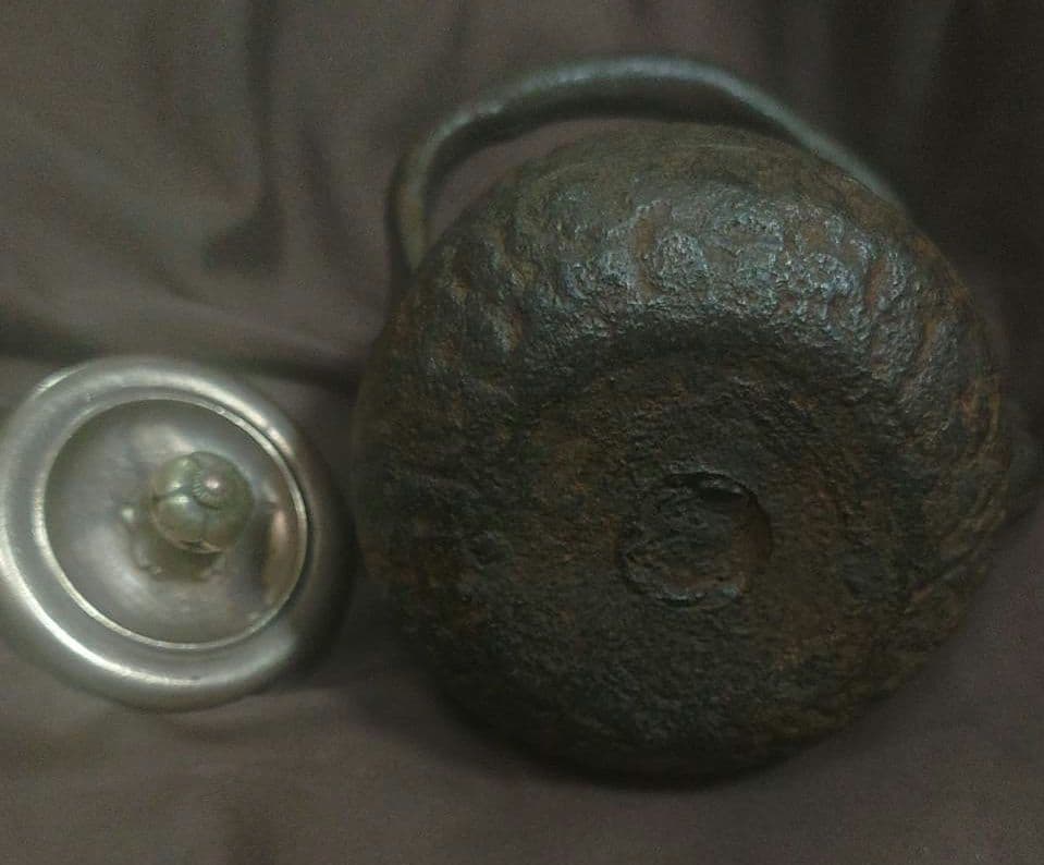 龍文堂作　岩肌　鉄瓶　茶器、小振り　レア物　骨董鉄器