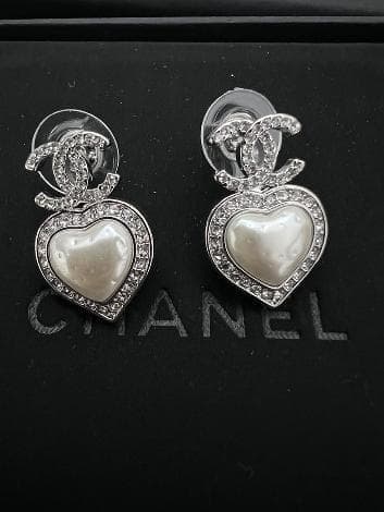 V VIP顧客CHANEL ハート型ストーン付きピアス