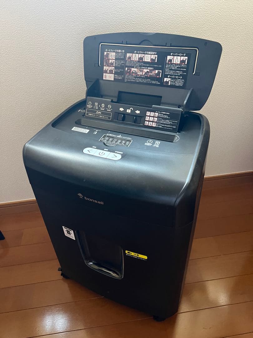 新品同様　自動送りシュレッダー　ホチキス、カードも可、 30分連続可能23L静音