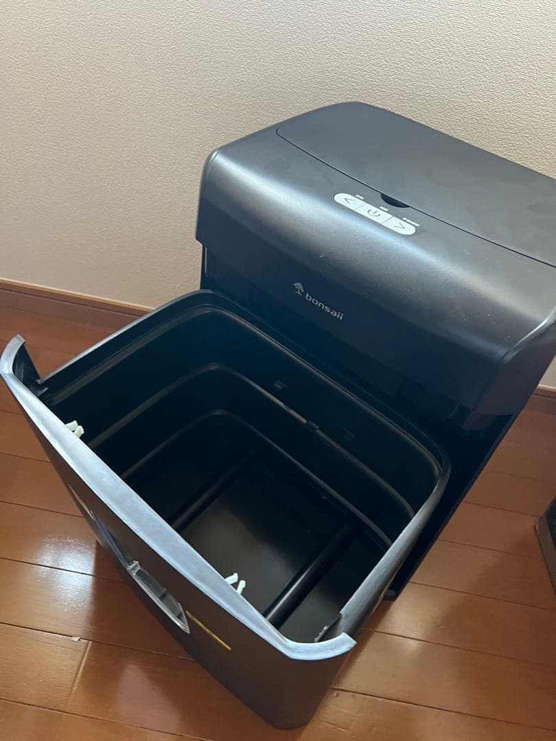 新品同様　自動送りシュレッダー　ホチキス、カードも可、 30分連続可能23L静音