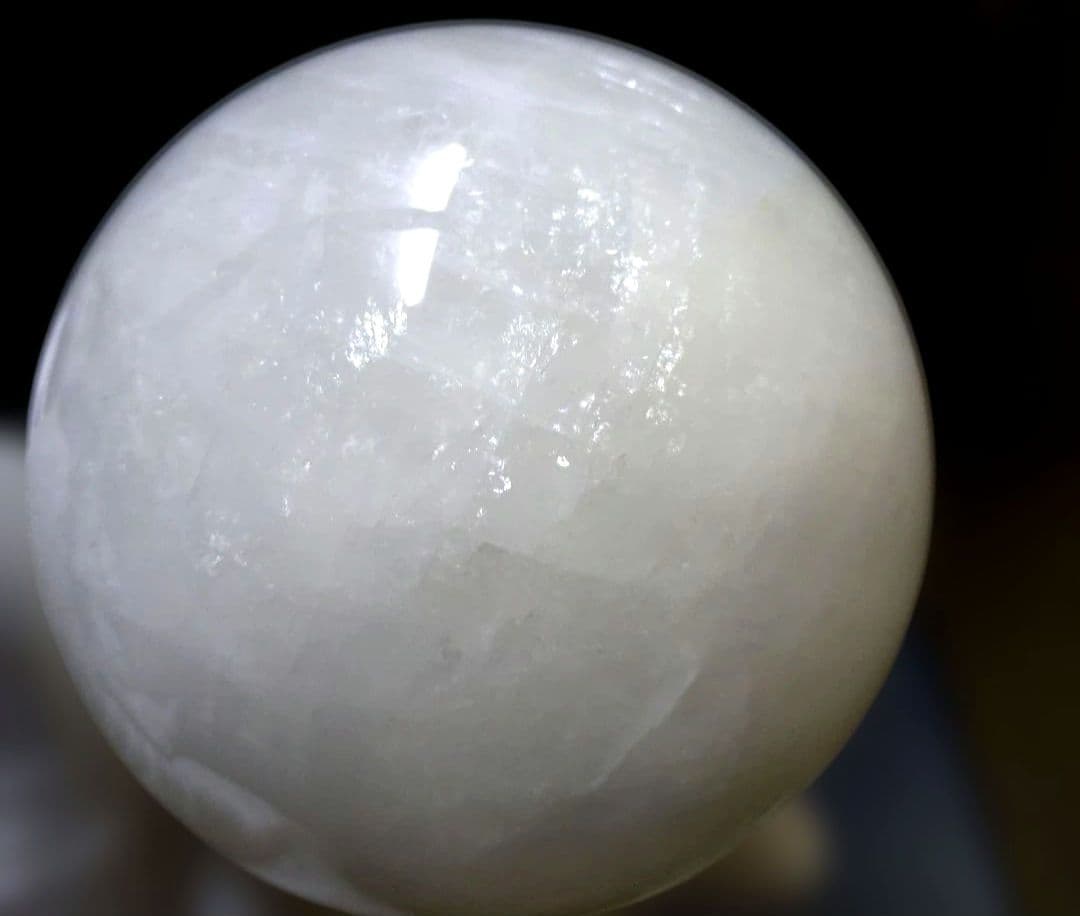 ヒマラヤ水晶　丸玉　スフィア　2.4Kg　木製台座付き！　②