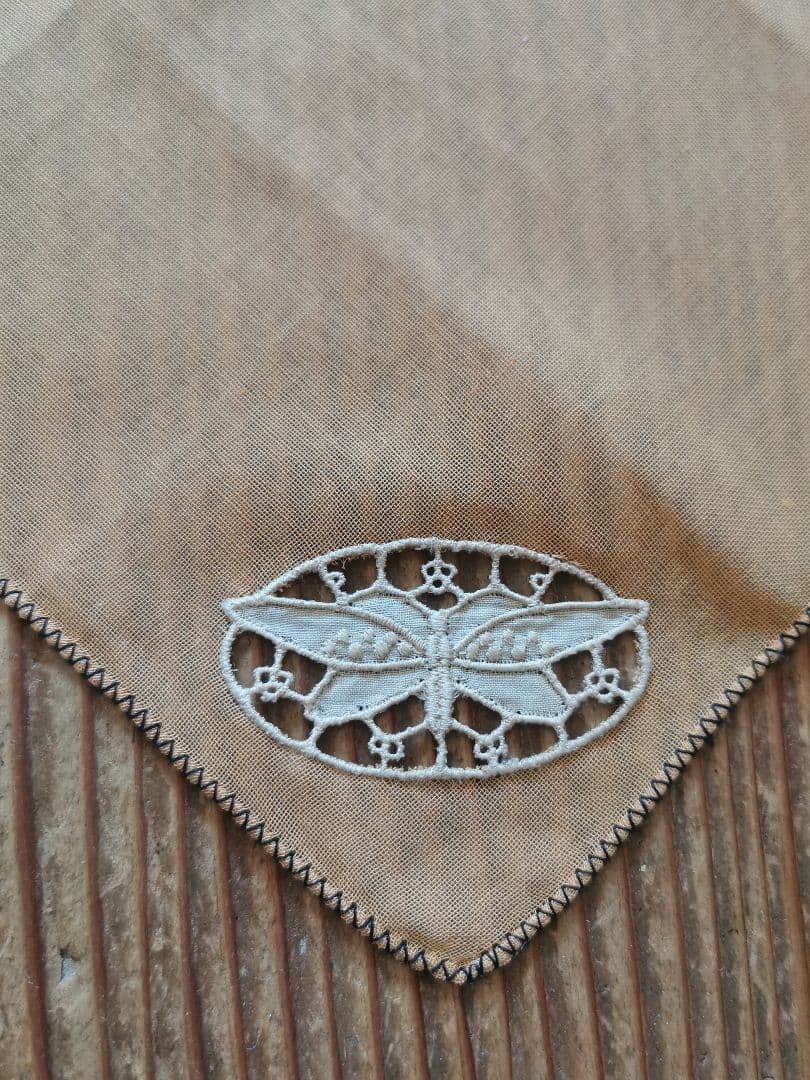 アンティーク イギリス 蝶々刺繍 オープンカットワーク 嵌込み シアーなハンカチ