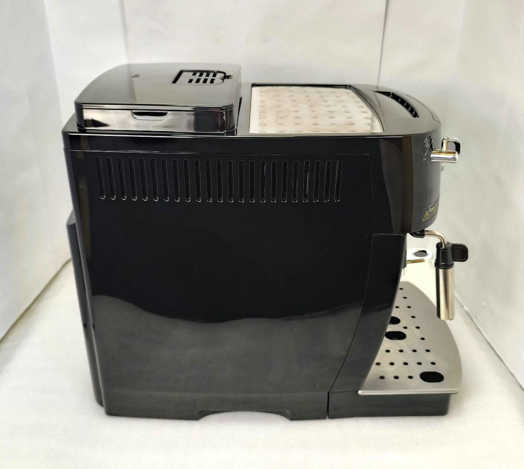デロンギ　コンパクト全自動コーヒーマシンマグニフィカS ECAM22112B　1