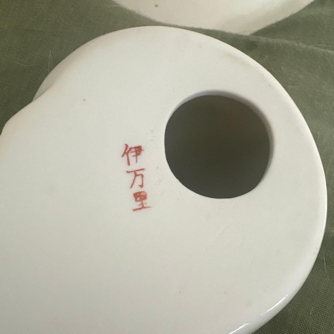 伊万里焼　猫の置物 花と蝶