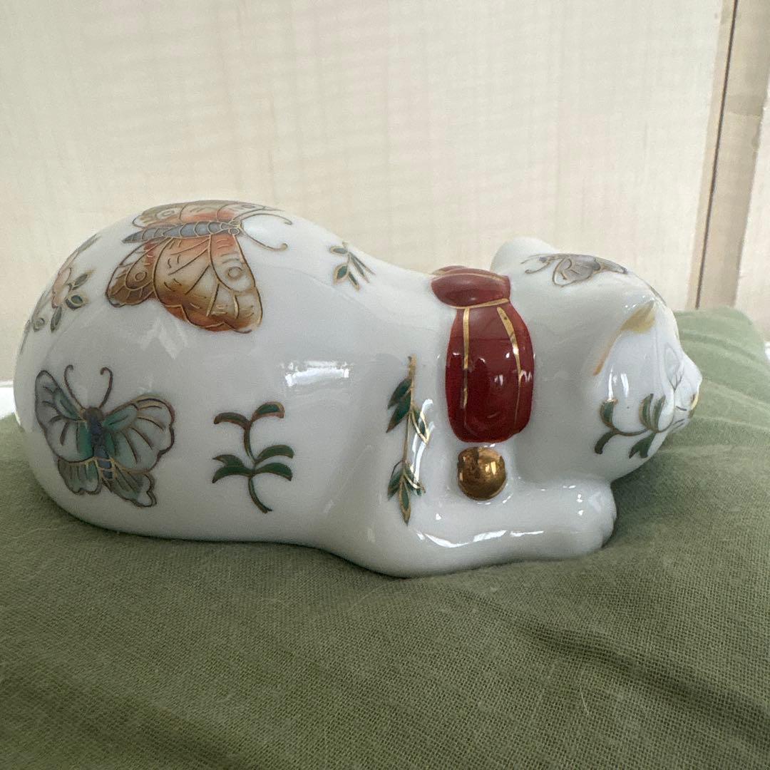 伊万里焼　猫の置物 花と蝶