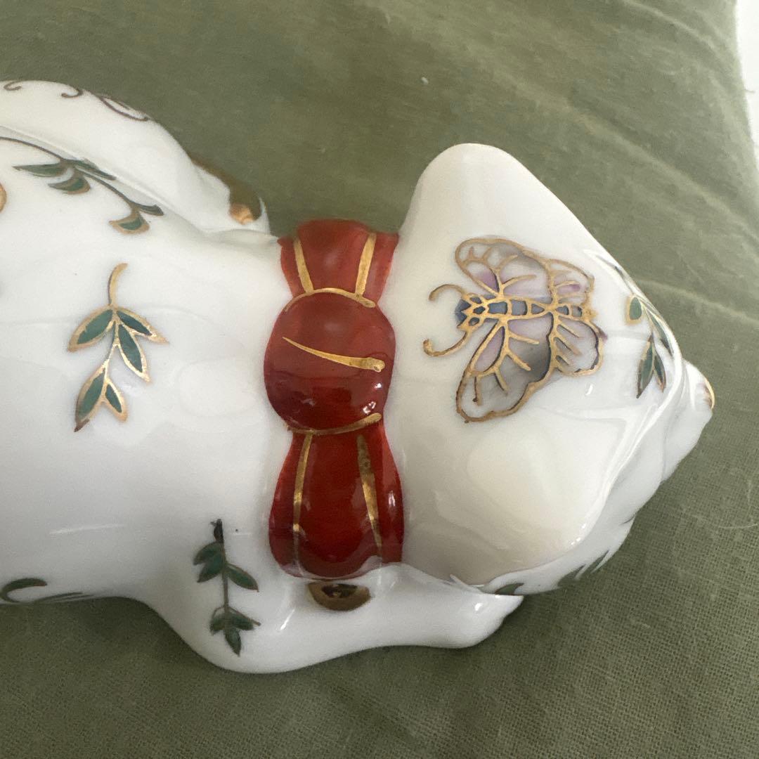 伊万里焼　猫の置物 花と蝶