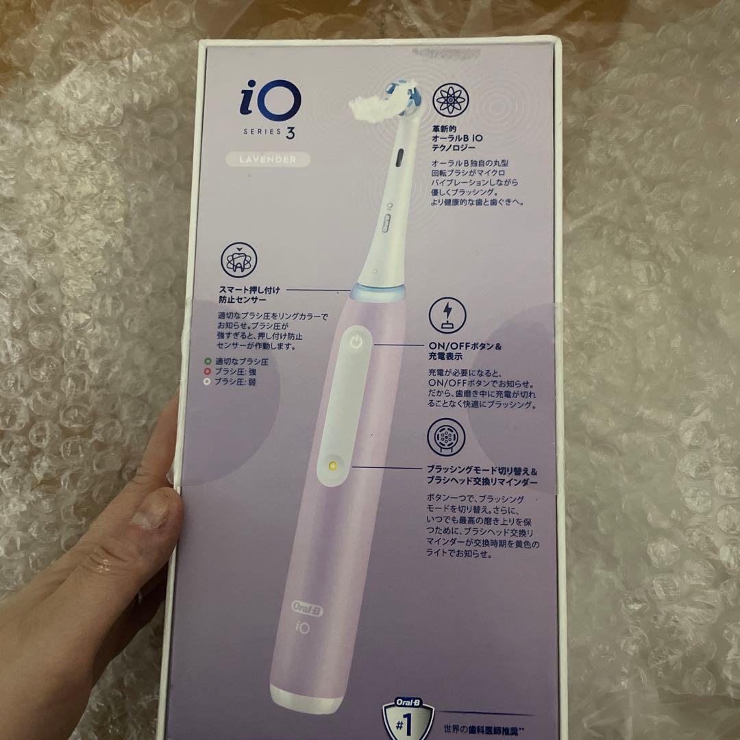 Oral-B iO Series 3 電動歯ブラシ本体とブラシヘッド3本