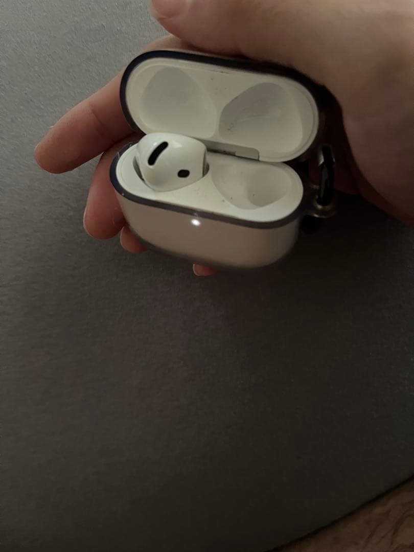 AirPods4 ノイキャン無し　充電ケース左耳のみ