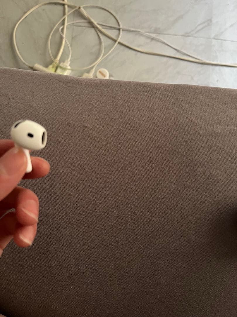 AirPods4 ノイキャン無し　充電ケース左耳のみ