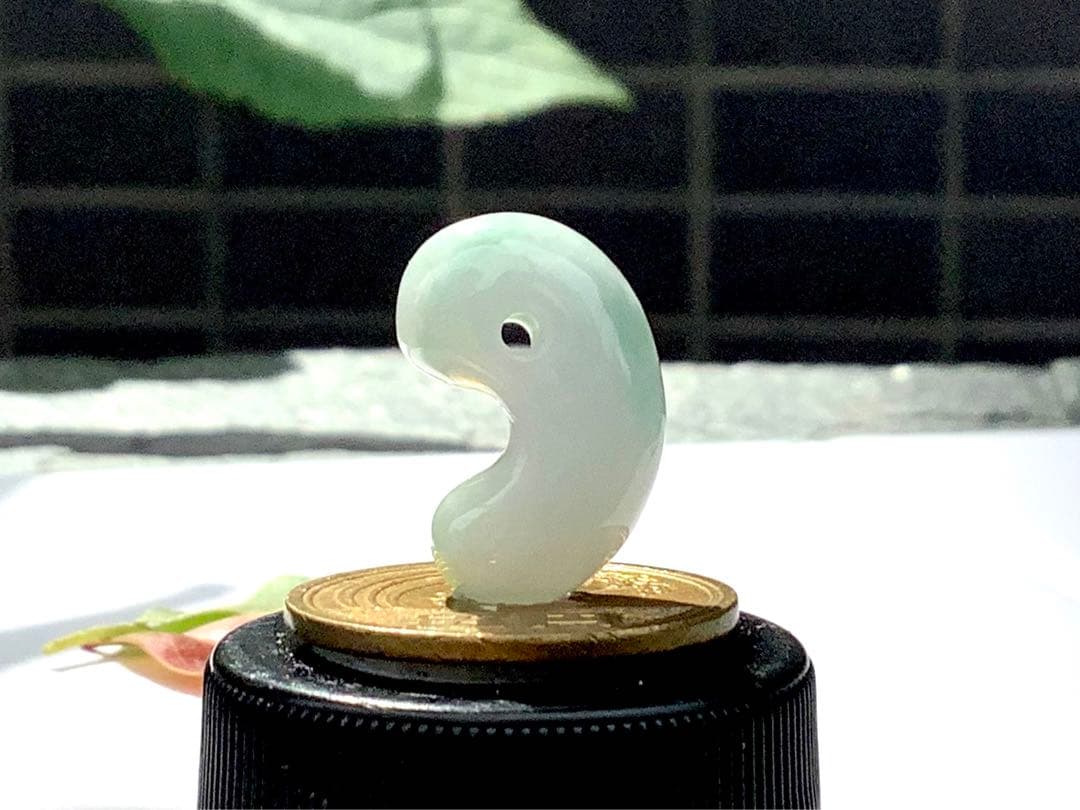 ⭕️神秘　氷種‼️　糸魚川翡翠勾玉　極上逸品　お身近の御守に　鑑定書パワーストーン‼️