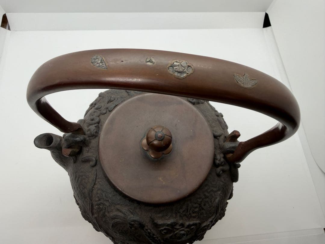 亀文堂造　時代物　松竹梅銀象嵌　銅製提手　獣耳付　雲龍盛上図　丸形鉄瓶