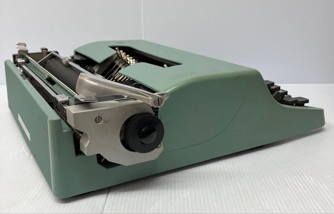 【olivetti/オリベッティ】lettera 32 タイプライター　レトロ