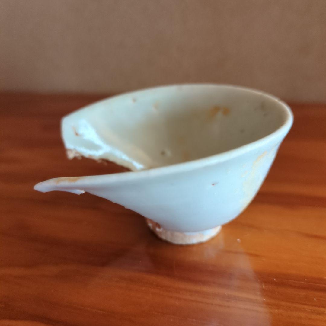 磁器の白色盃（欠けあり）　初期伊万里の陶片