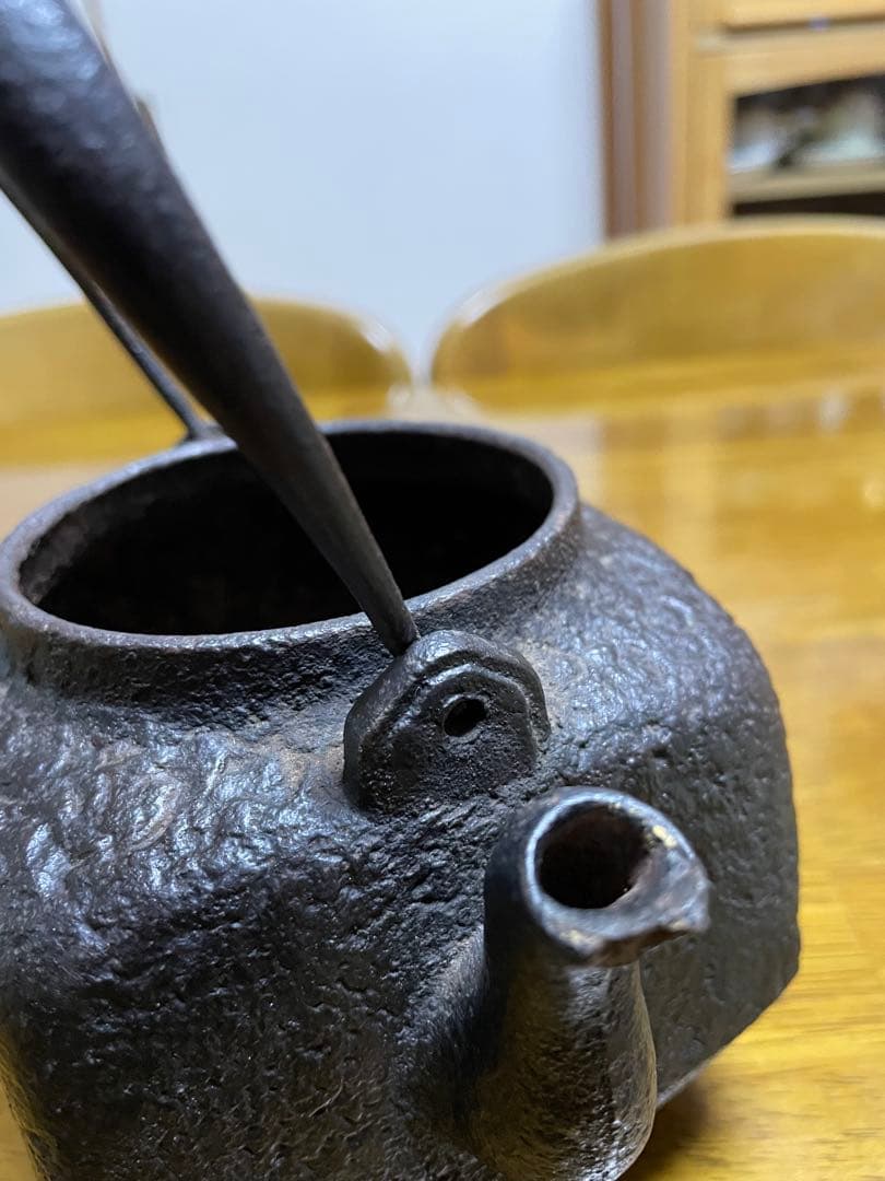 龍文堂　鉄瓶　名人造　蓋裏龍文堂造花押　　850cc (注ぎ口に欠け有り)