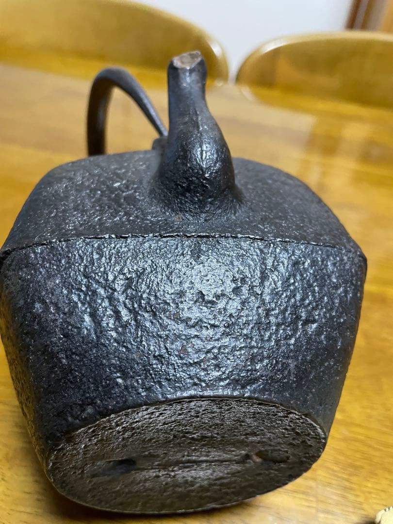 龍文堂　鉄瓶　名人造　蓋裏龍文堂造花押　　850cc (注ぎ口に欠け有り)