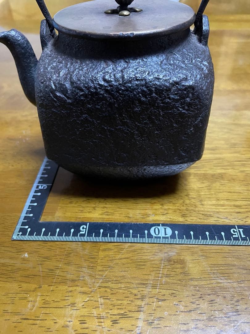 龍文堂　鉄瓶　名人造　蓋裏龍文堂造花押　　850cc (注ぎ口に欠け有り)