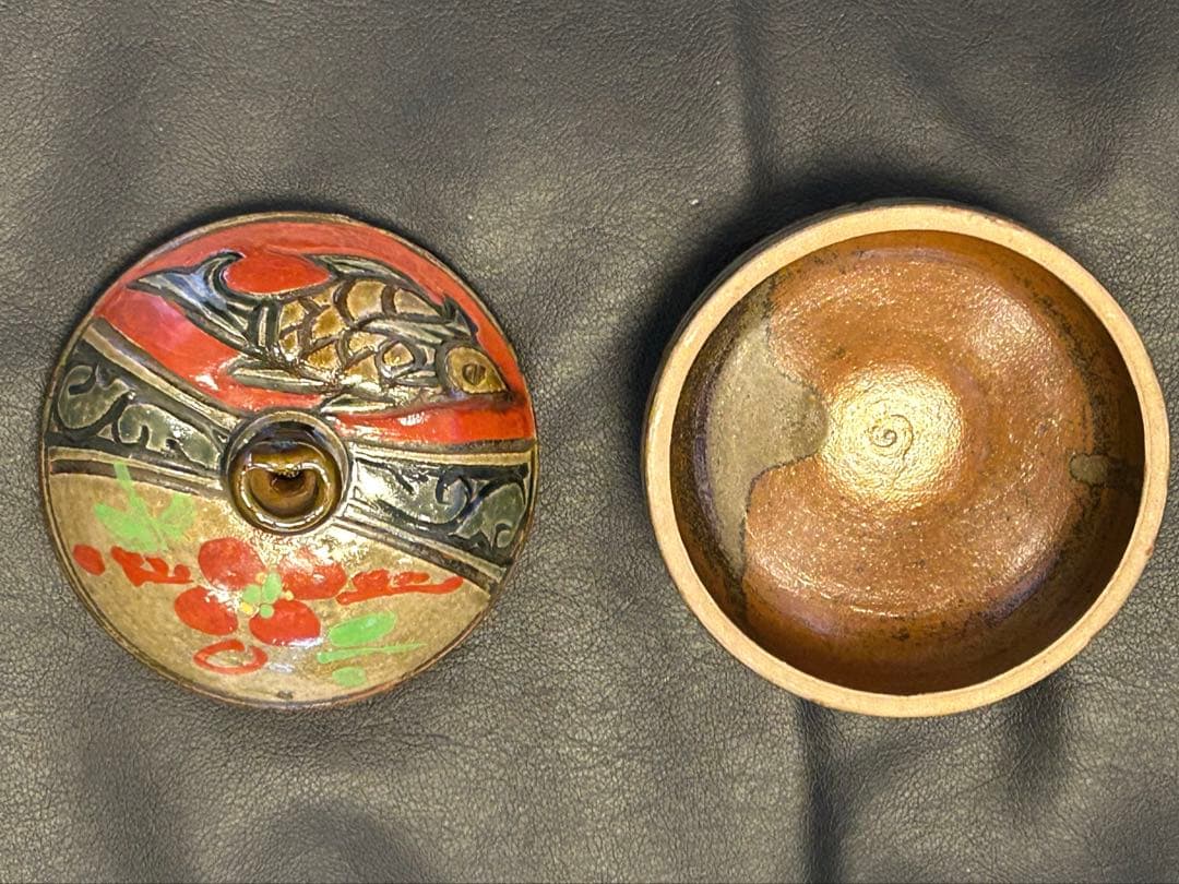 か*ん様 【壺屋焼】金城一門【金城と× 赤絵魚紋（あかえぎょもん）陶器容器 【お