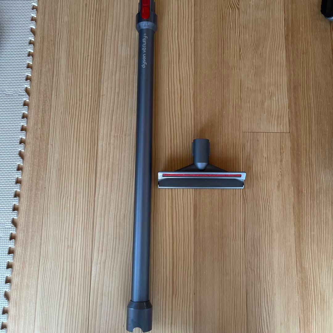 [ジャンク品]Dyson V8fluffy+ 充電器・ノズル付き