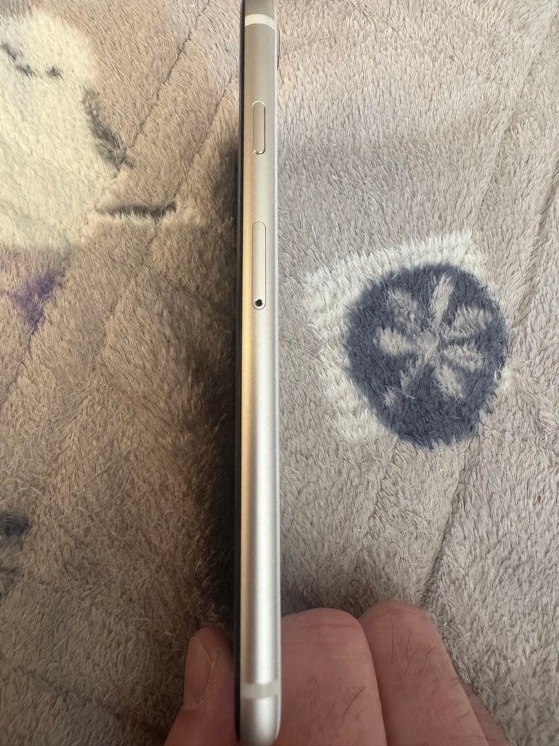 iPhone SE3 第3世代 128G ホワイト 赤ロム保証 見た感じは綺麗